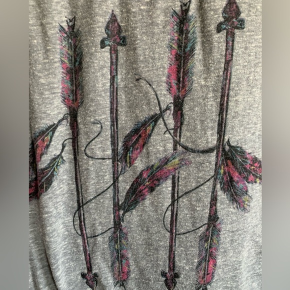 Short sleeve shirt made by Maurices size small feather print on front - Picture 4 of 4